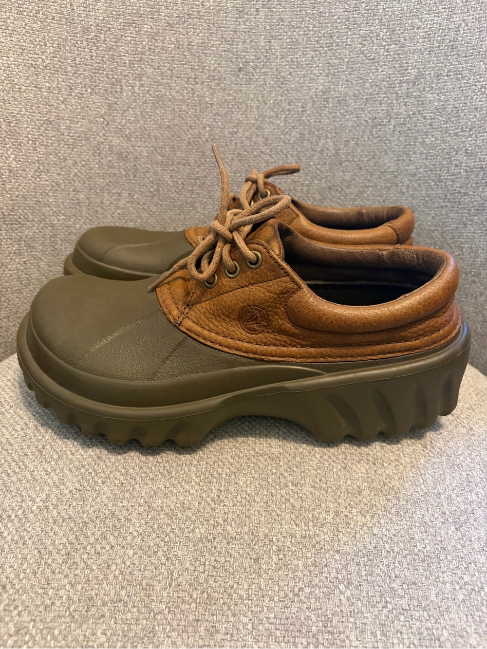 CROCS- M8/W10 Axle Low in the Carob/ Cognac colorway.